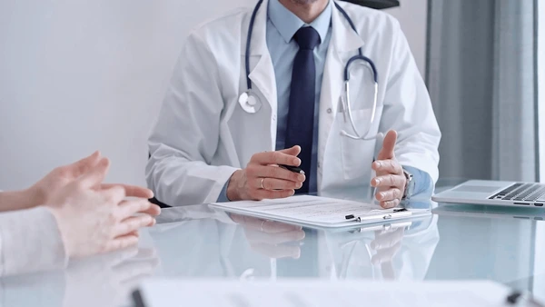 Asesor médico hablando con cliente